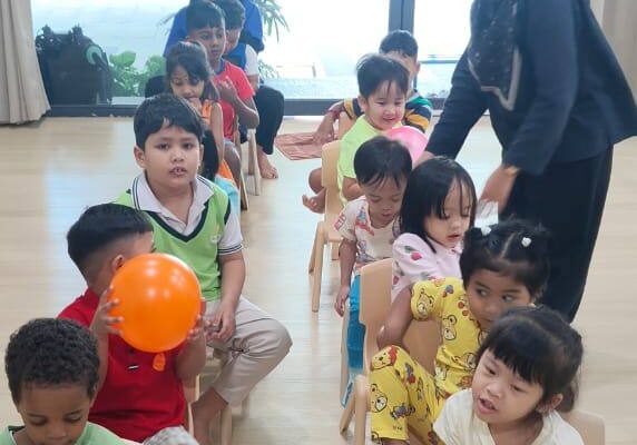 Gross Motor Activity: Passing Balloon with Elbow 🎈